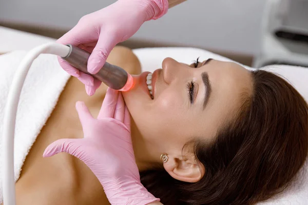 Servizio Cosmetologia Trattamento Facciale Trattamento Ringiovanimento Cosmetologo Femminile Sta Eseguendo — Foto Stock