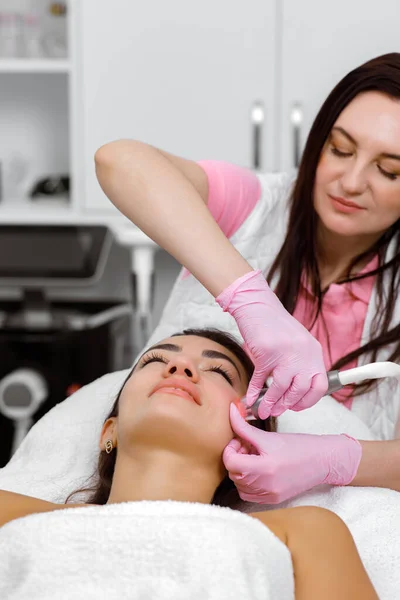 Trattamento Viso Procedura Cosmetica Terapia Dell Acne Procedura Sollevamento Cosmetologo — Foto Stock
