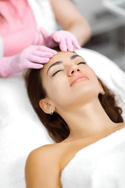 Akupunktura Twarzy Usługi Kosmetologiczne Zabieg Kosmetyczny Twarzy Terapia Trądzikowa — Zdjęcie stockowe