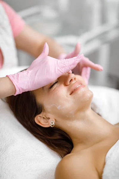 Pulizia Della Pelle Rimozione Blackhead Servizio Cosmetologia Procedura Estetica Trattamento — Foto Stock
