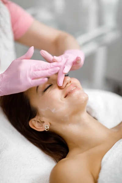 Hautreinigung Schwarzkopfentfernung Verjüngungskur Hautverbesserungsservice Kosmetische Gesichtsbehandlung Akne Therapie — Stockfoto