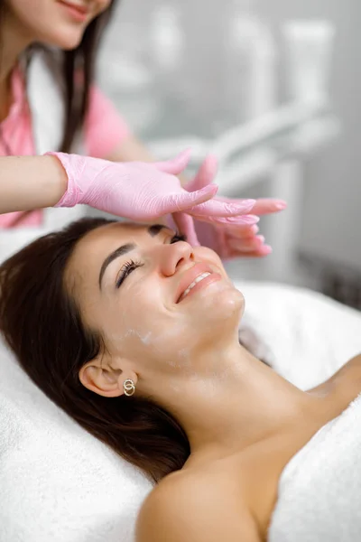 Akupunktura Twarzy Oczyszczanie Skóry Usuwanie Blackhead Usługi Kosmetologiczne Leczenie Twarzy — Zdjęcie stockowe