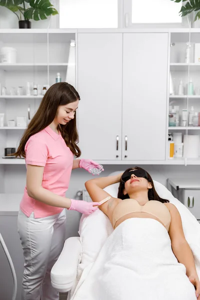 Hair Free Skin Laser Epilation Pre Laser Gel Cosmetologist Cleanses — Stock Photo, Image