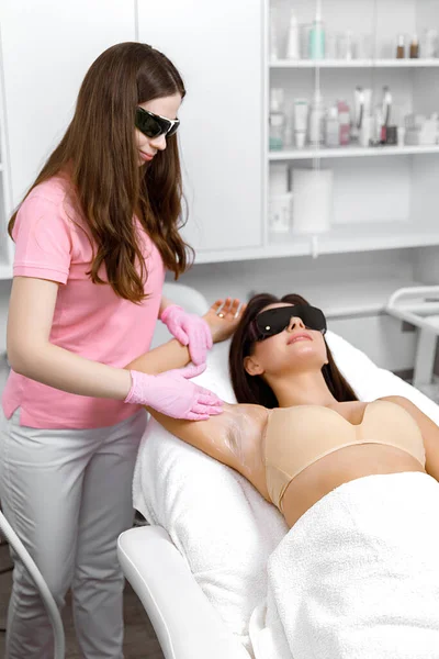 Laserverjonging Ontharing Cosmetische Kliniek Gel Aanbrengen Ontharingscrème Verwijderen Van Okselhaar — Stockfoto