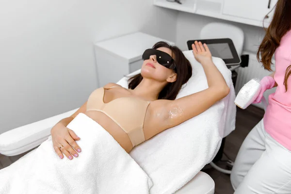 Laserverjüngung Haarentfernung Kosmetische Klinik Anwendung Von Gel Haarentfernungscreme Entfernung Von — Stockfoto