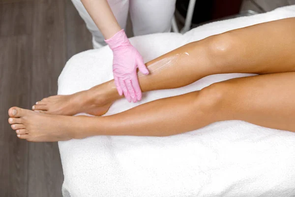 Massaggio Alle Gambe Applicare Crema Laser Depilazione Gambe Cosmetologo Purifica — Foto Stock