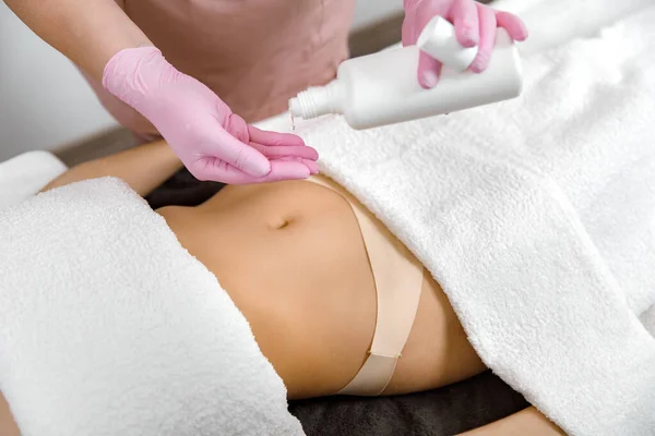 腹部按摩 治疗年轻化 身体护理 美容机程序 器械治疗 — 图库照片