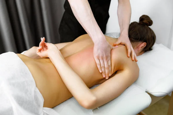 Sırt masajı, İsveç masajı, manuel terapi, terapi, güç ve kondisyon, tetikleyici nokta terapisi, sırt yaralanması rehabilitasyonu.