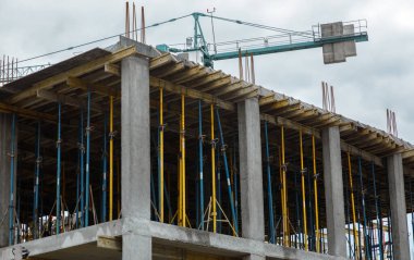 İnşaat projesi, tamamlanmamış inşaat işleri, inşaat alanı, inşaat alanı, duvar inşaatı, metal inşaat demiri, bina ve vinç, çelik takviyesi.