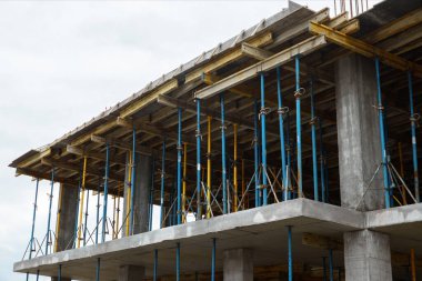 İnşaat projesi, tamamlanmamış inşaat işleri, inşaat alanı, inşaat alanı, duvar inşaatı, metal inşaat demiri, bina ve vinç, çelik takviyesi.