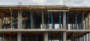 İşlem inşaatı, inşaat işleri, bina inşaatı, metal inşaat demiri, inşaat ve vinç.