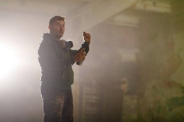 Asker, düşük ışık ayarında taktik teçhizat kullanma becerisini gösteriyor. Atmosfer, operasyonel etkinliği artırma amaçlı yoğun bir eğitim oturumu öneriyor..