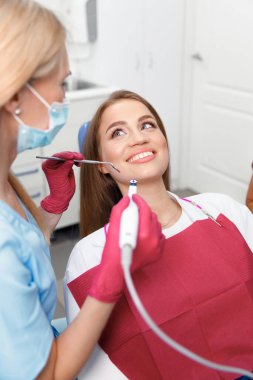 Diş hekimi, diş kontrolü, diş kontrolü, diş bakımı, diş muayenesi, dişleri iyileştiren profesyonel doktor, sağlıklı dişler.