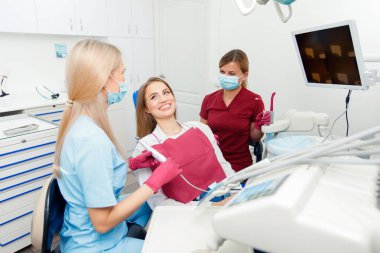 dişçi konsepti, diş hekimi, stomatoloji dolabı, diş aletleri, muayene hastası, diş tedavisi, profesyonel ortodonti kliniği