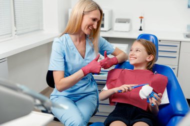 Pediatrik dişçi, diş temizliği, sağlıklı dişler, diş bakımı çocukları, diş hekimi konsepti, ağız bakımı, diş sağlığı