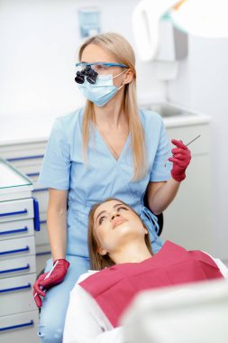 Diş hekimi, diş kontrolü, diş kontrolü, diş bakımı, diş muayenesi, dişleri iyileştiren profesyonel doktor, sağlıklı dişler.