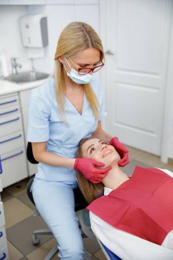 Yüz eklemleri, doktor muayenesi, kontrol dişçi ofisi, diş hekimliği kliniği, diş aletleri.