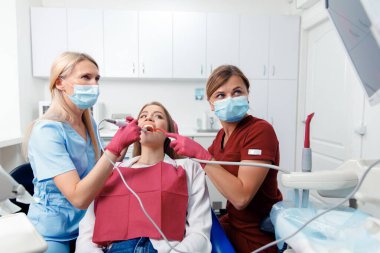 Diş prosedürü, hasta yalanı, dişçi kontrolü, gülümseyen hasta, hastane ofisi, ağız bakımı, diş sağlığı