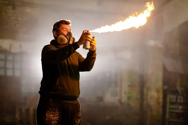 Maske takan bir adam, tenha, ıssız bir depoda alevler üreten boya püskürtür. Yaratıcılığını bu eşsiz sanat formunda sergiledikçe atmosfer çok yoğun..