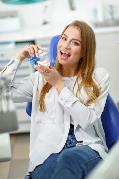 Gülümseyen dişçi hasta, sağlıklı gülümseme, dişçi konsepti, dişçilik kliniği, kameraya gülümseyen güzel kadın.