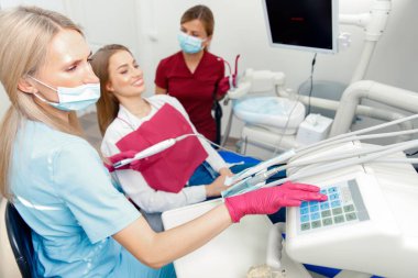 Diş hekimi, diş kontrolü, diş kontrolü, diş bakımı, diş muayenesi, dişleri iyileştiren profesyonel doktor, sağlıklı dişler.