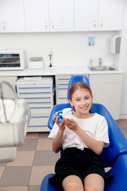 tedavi dişleri, portre çocuk dişçisi, diş tedavisi, diş tedavisi, küçük kız ziyaretçi diş hekimi, küçük çocuk, diş sağlığı kliniği randevusu