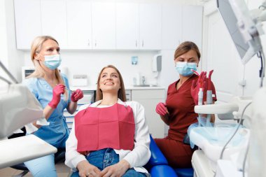 dişçi konsepti, diş hekimi, stomatoloji dolabı, diş aletleri, muayene hastası, diş tedavisi, profesyonel ortodonti kliniği