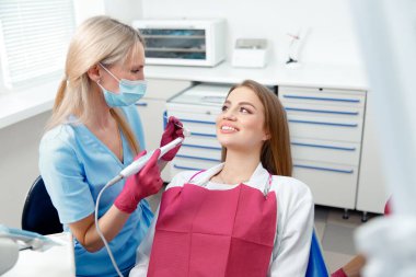 Diş hekimi, diş kontrolü, diş kontrolü, diş bakımı, diş muayenesi, dişleri iyileştiren profesyonel doktor, sağlıklı dişler.