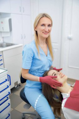 Yüz eklemleri, doktor muayenesi, kontrol dişçi ofisi, diş hekimliği kliniği, diş aletleri.