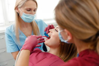 Diş beyazlatma, diş kontrolü, diş muayenesi, hastaların dişleri, hastane ofisi, diş sağlığı sigortası.