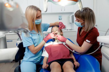 dişçi konsepti, diş hekimi, stomatoloji dolabı, diş aletleri, muayene hastası, diş tedavisi, profesyonel ortodonti kliniği