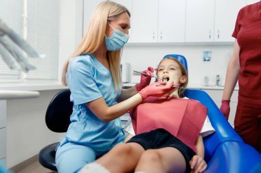 Diş beyazlatma, diş kontrolü, diş muayenesi, hastaların dişleri, hastane ofisi, diş sağlığı sigortası.