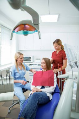 Diş beyazlatma, diş kontrolü, diş muayenesi, hastaların dişleri, hastane ofisi, diş sağlığı sigortası.