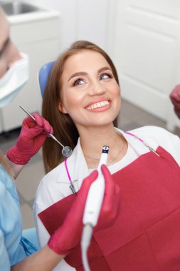 dişçi konsepti, diş hekimi, stomatoloji dolabı, diş aletleri, muayene hastası, diş tedavisi, profesyonel ortodonti kliniği