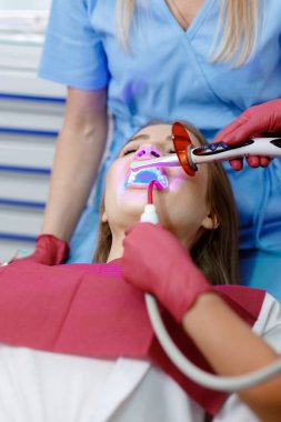 Diş hekimi, diş kontrolü, diş kontrolü, diş bakımı, diş muayenesi, dişleri iyileştiren profesyonel doktor, sağlıklı dişler.