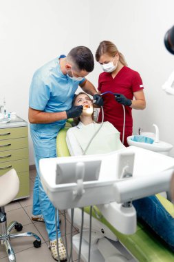Diş hekimi, diş kontrolü, diş kontrolü, diş bakımı, diş muayenesi, dişleri iyileştiren profesyonel doktor, sağlıklı dişler.