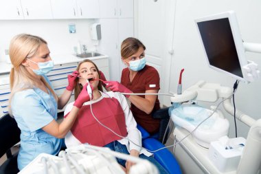 Diş hekimi, diş kontrolü, diş kontrolü, diş bakımı, diş muayenesi, dişleri iyileştiren profesyonel doktor, sağlıklı dişler.