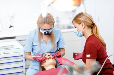 Diş hekimi, diş kontrolü, diş kontrolü, diş bakımı, diş muayenesi, dişleri iyileştiren profesyonel doktor, sağlıklı dişler.