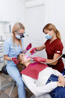 dişçi konsepti, diş hekimi, stomatoloji dolabı, diş aletleri, muayene hastası, diş tedavisi, profesyonel ortodonti kliniği