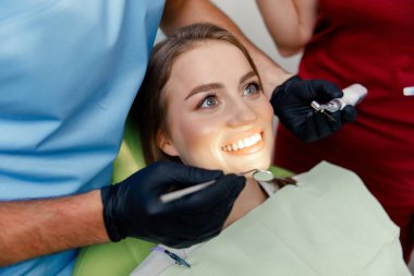Diş sağlığı, diş sağlığı, diş sağlığı kliniği, diş hekimi teşhisi, sağlıklı gülümseme, sağlık ve sağlık sigortası, profesyonel aletleri kullanan dişçi, diş tedavisi, danışma