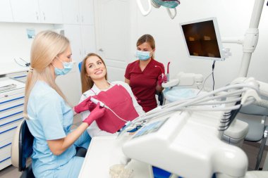 dişçi konsepti, diş hekimi, stomatoloji dolabı, diş aletleri, muayene hastası, diş tedavisi, profesyonel ortodonti kliniği