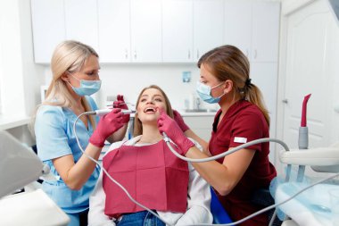 dişçi hastası, profesyonel stomatoloji, diş muayenesi, muayene hastası, hastane ofisi, diş sağlığı