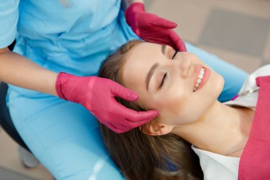 Yüz eklemleri, doktor muayenesi, kontrol dişçi ofisi, diş hekimliği kliniği, diş aletleri.