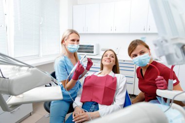 dişçi konsepti, diş hekimi, stomatoloji dolabı, diş aletleri, muayene hastası, diş tedavisi, profesyonel ortodonti kliniği