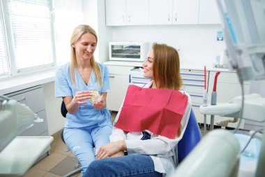 Diş muayenesi, beyazlatıcı diş hekimliği, dişçi muayenehanesi, diş hekimi koltuğu, diş hekimi uzmanı.