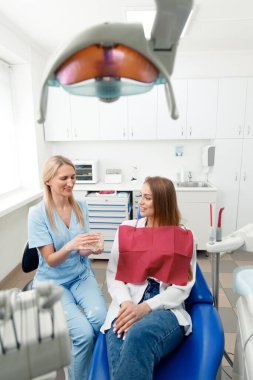 dişçi konsepti, diş hekimi, stomatoloji dolabı, diş aletleri, muayene hastası, diş tedavisi, profesyonel ortodonti kliniği