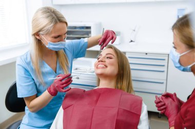 Diş muayenesi, diş muayenesi, diş muayenesi, diş aletleri, muayene hastası, diş kontrolü, dişçi muayenesi, dişleri iyileştiren profesyonel doktor, sağlıklı gülümseme.