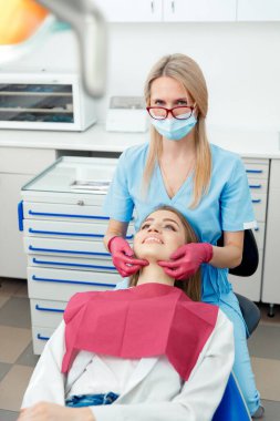 Diş prosedürü, hasta yalanı, dişçi kontrolü, gülümseyen hasta, hastane ofisi, ağız bakımı, diş sağlığı