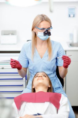 Çocuk diş hekimliği, gülümseyen diş hekimi, pediatrik diş hekimi, sağlıklı gülümseme, çocuk muayenesi dişçi, stomatoloji dolabı, diş sağlığı kliniği.