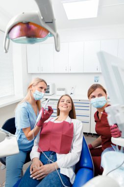 Diş hekimi, diş kontrolü, diş kontrolü, diş bakımı, diş muayenesi, dişleri iyileştiren profesyonel doktor, sağlıklı dişler.